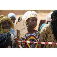 Des habitants attendent d'être reçus en consultation médicale au centre de santé communautaire (CESCOM) de Tamkoutat, au Mali.