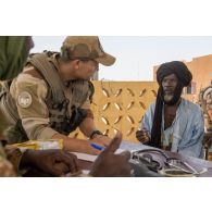 Le personnel médical français et malien reçoit un habitant en consultation médicale au centre de santé communautaire (CESCOM) de Tamkoutat, au Mali.