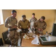 Des membres de l'équipe médicale du détachement de liaison et d'appui opérationnel n°3 (DLAO) mettent en place une pharmacie au centre de santé communautaire (CESCOM) de Tamkoutat, au Mali.