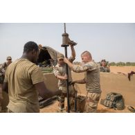 Des éléments du détachement de liaison et d'appui opérationnel n°3 (DLAO) aidés d'un soldat malien réparent le puits de Tamkoutat, au Mali.