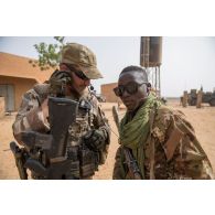 Un chef de groupe du 35e régiment d'infanterie (RI) écoute la musique dans le baladeur d'un soldat malien à Tamkoutat, au Mali.