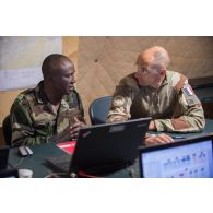 Un officier français travaille aux côtés de son homologue nigérien au centre opérationnel de Madama, au Niger.