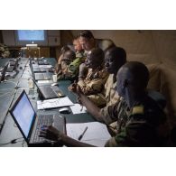 Des officiers français, tchadiens et nigériens travaillent au centre opérationnel de Madama, au Niger.