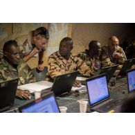 Des officiers français, tchadiens et nigériens travaillent au centre opérationnel de Madama, au Niger.