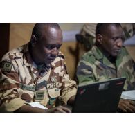 Un officier tchadien du groupement des écoles militaires interarmées (GEMIA) travaille sur son ordinateur au centre opérationnel de Madama, au Niger.