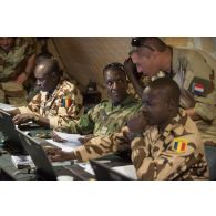 Un officier français travaille aux côtés de ses homologues tchadiens et nigériens au centre opérationnel de Madama, au Niger.