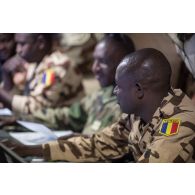 Des officiers tchadiens et nigériens travaillent sur leur ordinateur au centre opérationnel de Madama, au Niger.