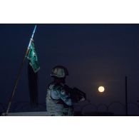 Une sentinelle du 1er régiment de chasseurs (RCh) effectue son tour de garde sous la lumière de la Lune à Madama, au Niger.