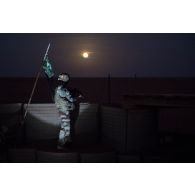 Une sentinelle du 1er régiment de chasseurs (RCh) effectue son tour de garde sous la lumière de la Lune à Madama, au Niger.