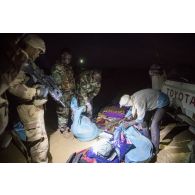 Des éléments opérationnels de déminage (EOD) contrôlent les affaires d'orpailleurs interceptés sur la piste transsaharienne au Niger.