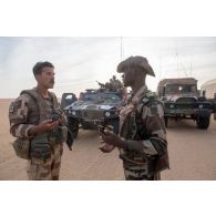 Le capitaine Constant-Charles du 1er régiment de chasseurs (RCh) est alerté de la situation par un chef de section nigérien sur la piste transsaharienne au Niger.