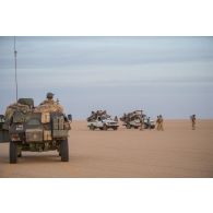 Des cavaliers du 2e régiment de hussards (RH) recueillent du renseignement auprès des conducteurs des véhicules interceptés sur la piste transsaharienne au Niger.