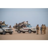 Des cavaliers du 2e régiment de hussards (RH) recueillent du renseignement auprès des conducteurs des véhicules interceptés sur la piste transsaharienne au Niger.