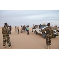 Des soldats nigériens interceptent des véhicules d'orpailleurs sur la piste transsaharienne au Niger.