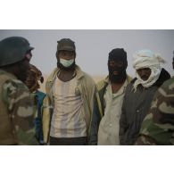 Un soldat nigérien fouille des orpailleurs interceptés sur la piste transsaharienne au Niger.