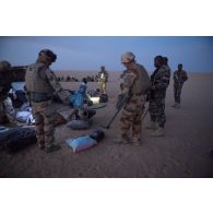 Des éléments opérationnels de déminage (EOD) contrôlent le matériel de bord d'un véhicule intercepté sur la piste transsaharienne au Niger.