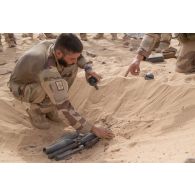 Des éléments opérationnels de déminage (EOD) neutralisent des têtes de roquettes RPG-7 découvertes au sein d'une zone minée au Niger.