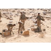 Des éléments opérationnels de déminage (EOD) creusent un fourneau pour la neutralisation de munitions découvertes sur une zone minée au Niger.