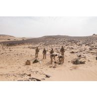 Des éléments opérationnels de déminage (EOD) creusent un fourneau pour la neutralisation de munitions découvertes sur une zone minée au Niger.