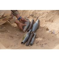 Un élément opérationnel de déminage (EOD) place des têtes de roquettes pour RPG-7 dans un fourneau pour leur neutralisation au Niger.