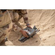 Un élément opérationnel de déminage (EOD) place des têtes de roquettes pour RPG-7 et une mine PRB M3 dans un fourneau pour leur neutralisation au Niger.