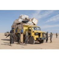 Des soldats tchadiens du groupement antiterroriste de la Direction générale de service de sécurité des institutions de l'État (DGSSIE) fouillent un camion intercepté dans la région de Wour, au Niger.
