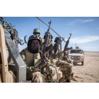 Des soldats nigériens patrouillent à bord de leur pick-up dans le secteur de Wour, au Niger.