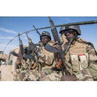 Des soldats nigériens patrouillent à bord de leur pick-up dans le secteur de Wour, au Niger.
