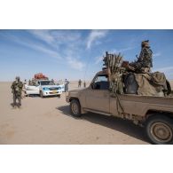 Des soldats tchadiens du groupement antiterroriste de la Direction générale de service de sécurité des institutions de l'État (DGSSIE) fouillent un véhicule intercepté dans la région de Wour, au Niger.