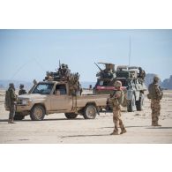 Des soldats tchadiens du groupement antiterroriste de la Direction générale de service de sécurité des institutions de l'État (DGSSIE) patrouillent aux côtés des soldats du 1er régiment de chasseurs (RCh) dans la région de Wour, au Niger.