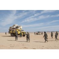 Des soldats tchadiens du groupement antiterroriste de la Direction générale de service de sécurité des institutions de l'État (DGSSIE) fouillent un camion intercepté dans la région de Wour, au Niger.