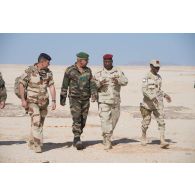 Arrivée du général François-Xavier de Woillemont aux côtés des généraux Brahim Seid Mahamat et Ahmed Mohamed dans le secteur de Wour, au Niger.