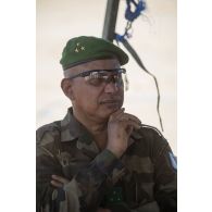Le général Ahmed Mohamed, chef d'état-major adjoint des forces armées nigériennes (FAN), écoute un briefing à Wour, au Niger.