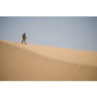 Un soldat du 1er régiment de chasseurs (RCh) progresse sur une barkhane dans le désert nigérien.