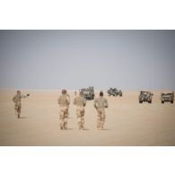 Des soldats du 1er régiment de chasseurs (RCh) courrent vers leurs véhicules pour les désensabler sur l'axe Berliet, au Niger.