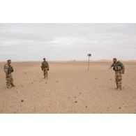 Le capitaine Constant-Charles du 1er régiment de chasseurs (RCh) jouent avec ses hommes à la pétanque sur l'axe Berliet, au Niger.