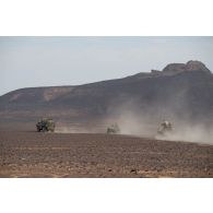 Des véhicules blindés du 1er régiment de chasseurs (RCh) contournent une zone minée sur l'axe Berliet, au Niger.