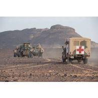 Des véhicules blindés du 1er régiment de chasseurs (RCh) suivis d'un véhicule léger de reconnaissance et d'appui (VLRA) sanitaire (SAN) contournent une zone minée sur l'axe Berliet, au Niger.