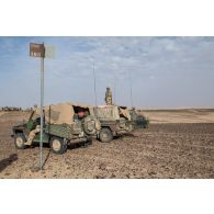 Des véhicules Peugeot P4 du 1er régiment de chasseurs (RCh) stationnent à la sortie d'une zone minée sur l'axe Berliet, au Niger.