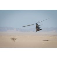 Poser d'un hélicoptère Puma SA-330B du 3e régiment d'hélicoptères de combat (RHC) pour un ravitaillement sur l'axe Berliet, au Niger.