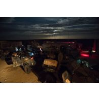 Tombée de la nuit sur une base opérationnelle avancée temporaire (BOAT) installée sur l'axe Berliet, au Niger.