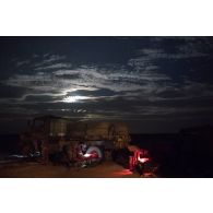 Des soldats du 1er régiment de chasseurs (RCh) installent leur lit picot pour passer la nuit en bivouac sur l'axe Berliet, au Niger.