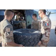 Un commando de montagne (GCM) aide au chargement de roues usagées à bord d'un hélicoptère Puma SA-330B du 3e régiment d'hélicoptères de combat (RHC) sur l'axe Berliet, au Niger.