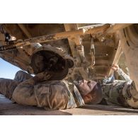 Un mécanicien du 1er régiment de chasseurs (RCh) répare l'embrayage d'un véhicule Peugeot P4 lors d'un arrêt sur l'axe Berliet, au Niger.