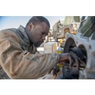 Un mécanicien du 1er régiment de chasseurs (RCh) répare l'embrayage d'un véhicule Peugeot P4 lors d'un arrêt sur l'axe Berliet, au Niger.