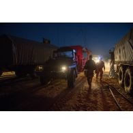 Des logisticiens du Service des essences des armées (SEA) assurent le ravitaillement nocturne d'un véhicule léger de reconnaissance et d'appui (VLRA) sur l'axe Berliet, au Niger.