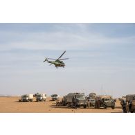 Un hélicoptère Puma A-330B du 3e régiment d'hélicoptères de combat (RHC) vient chercher du carburant auprès d'un camion CBH-385 du Service des essences des armées (SEA) sur l'axe Berliet, au Niger.