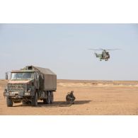 Un hélicoptère Puma A-330B du 3e régiment d'hélicoptères de combat (RHC) vient chercher du carburant auprès d'un camion CBH-385 du Service des essences des armées (SEA) sur l'axe Berliet, au Niger.