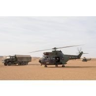Ravitaillement de deux hélicoptères Puma SA-330B par un camion-citerne CBH-385 du Service des essences des armées (SEA) sur l'axe Berliet, au Niger.
