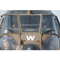 Des pilotes du 5e régiment d'hélicoptères de combat (RHC) viennent ravitailler leur hélicoptère Puma SA-330B en carburant sur l'axe Berliet, au Niger.